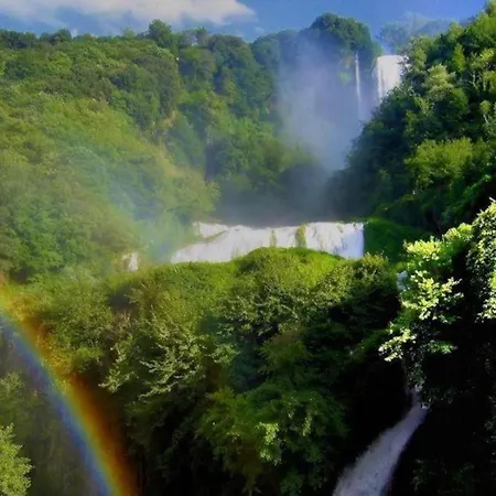 Scenic Stay In Spoleto 度假居 *